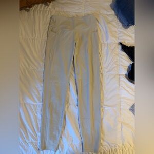 Old Navy high rise leggings 7/8 with pockets and textured. Cream size medium!